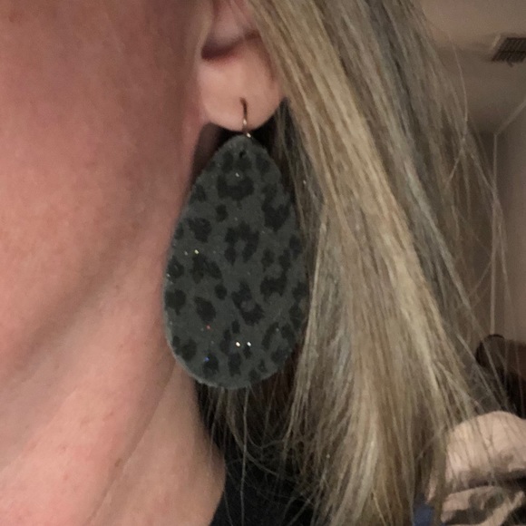 Black/gray leopard leather teardrop shape - Picture 3 of 3